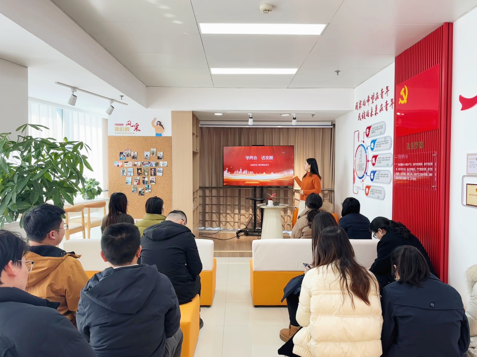 青年理论学习小组开展“月·悦学”活动.jpg